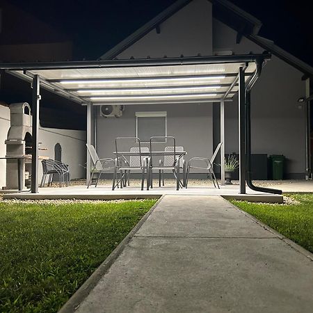 Apartmani Ana Vukovar Exterior foto